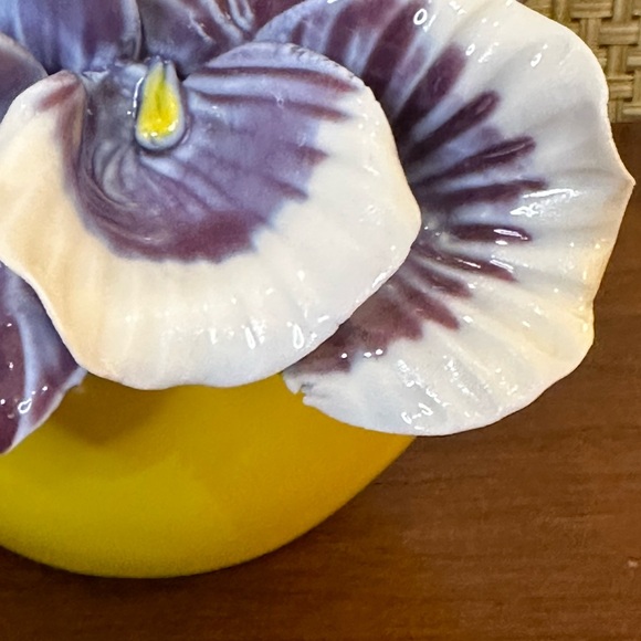 🌟4xHP🌟VTG 2000s Anthropologie 3D Bluish-Purple Orchid Small Yellow Bud Vase - Picture 9 of 9
